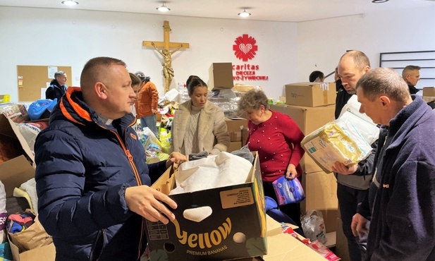 Ks. Robert Kurpios (z lewej), dyrektor Caritas, koordynuje przygotowania do transportów darów na Ukrainę.