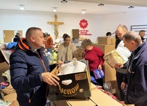 Ks. Robert Kurpios (z lewej), dyrektor Caritas, koordynuje przygotowania do transportów darów na Ukrainę.