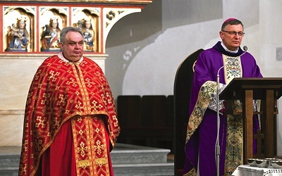 Przy ołtarzu stanęli biskup rzymskokatolicki i greckokatolicki proboszcz.