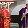 Przy ołtarzu stanęli biskup rzymskokatolicki i greckokatolicki proboszcz.