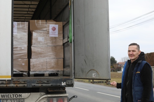 Przygotowania do transportu darów na Ukrainę w magazynie Caritas Diecezji Bielsko-Żywieckiej w Janowicach