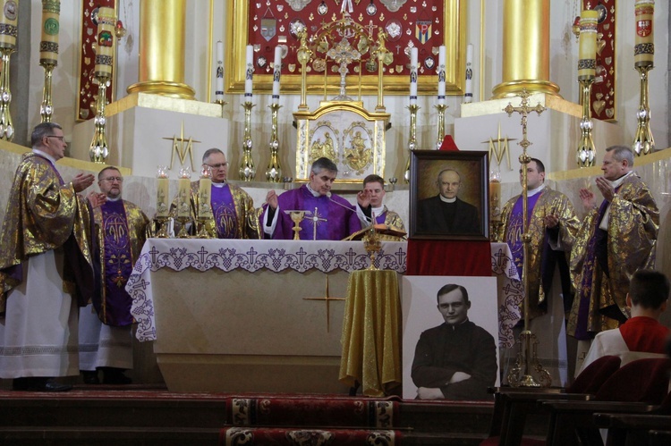 Limanowa. Wprowadzenie relikwii bł. ks. Władysława Bukowińskiego