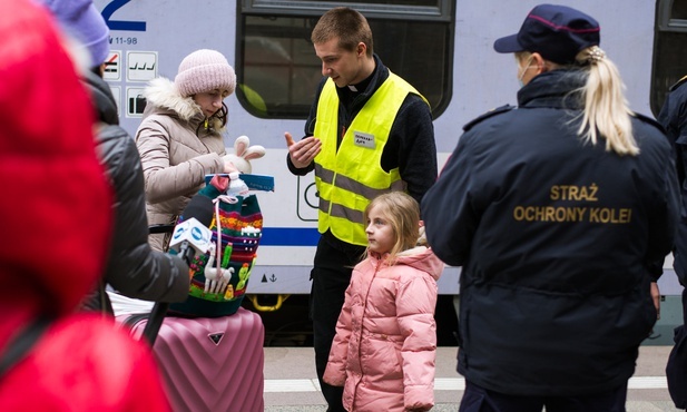 Klerycy pomagają na dworcu kolejowym przyjmować uchodźców. "To element formacji"