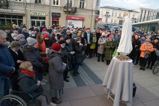 Różaniec przy figurze Matki Bożej Fatimskiej
