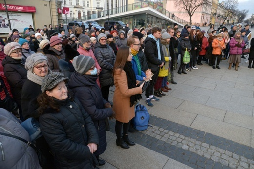 Różaniec przy figurze Matki Bożej Fatimskiej