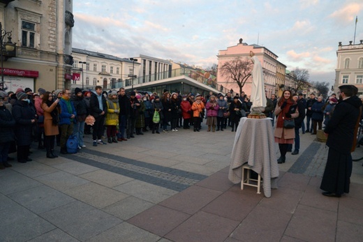 Różaniec przy figurze Matki Bożej Fatimskiej
