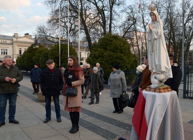 Różaniec przy figurze Matki Bożej Fatimskiej