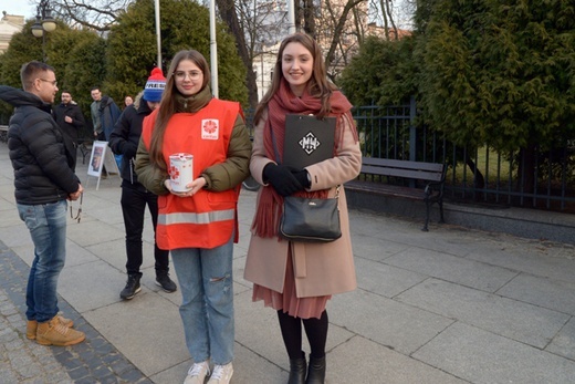 Różaniec przy figurze Matki Bożej Fatimskiej