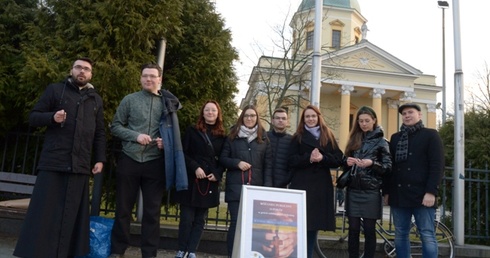 Różaniec przy figurze Matki Bożej Fatimskiej