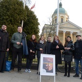 Różaniec przy figurze Matki Bożej Fatimskiej