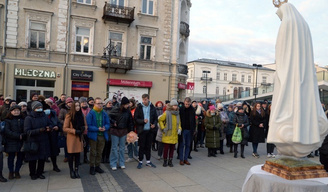 Uczestnicy modlili się przed ustawioną figurą Matki Bożej Fatimskiej.