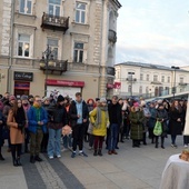 Uczestnicy modlili się przed ustawioną figurą Matki Bożej Fatimskiej.