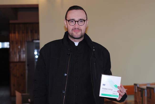 Ks. Łukasz Dymora pokazuje jedno z wielu potrzebnych na froncie lekarstw.