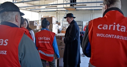 Abp Tadeusz Wojda rozmawiał z wolontariuszami Caritas.