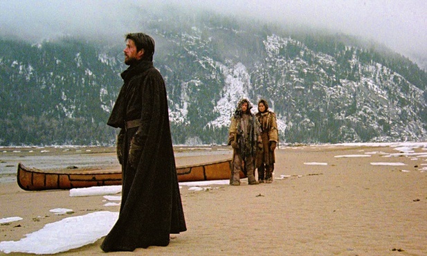 W filmach i serialach historycznych nie brakuje wątków, które przekonują widza o wyższości religii pogańskich nad chrześcijańską. Na zdjęciu Lothaire Bluteau w filmie „Czarna suknia”.