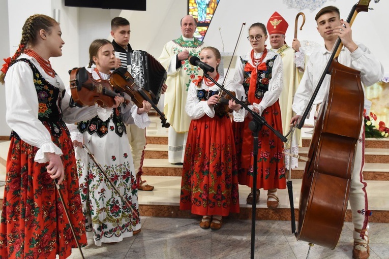 Młodzi bierzmowani zagrali i zaśpiewali.