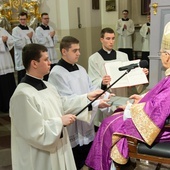 Każdy z kleryków otrzymał od biskupa Pismo Święte.