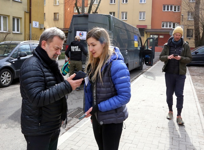 Wyjazd konwoju humanitarnego prowadzonego przez Szymona Makucha