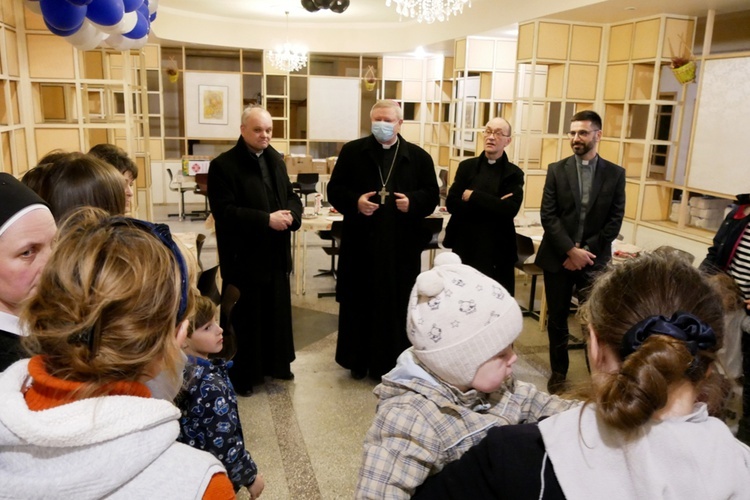 Bp Szlachetka odwiedził uchodźców z Ukrainy