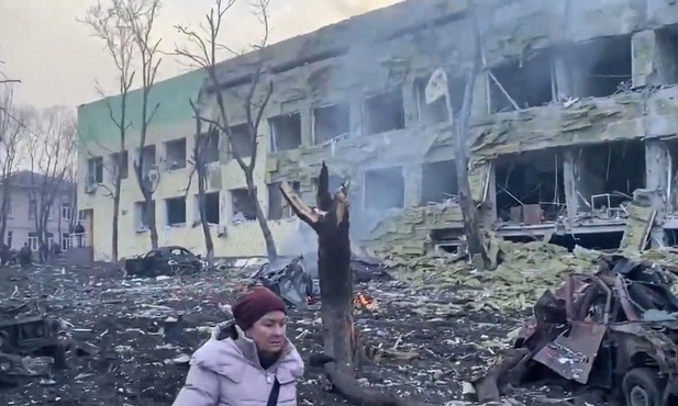 Mieszkańcy Mariupola umierają z braku wody. Ludzie piją wodę z kałuż