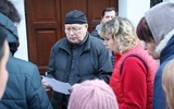 Ks. Radosław Kisiel w czasie przyjmowania Ukraińców w Zagórzu Śląskim.