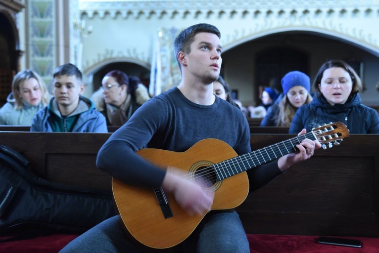 Marko gra także na gitarze podczas wspólnych modlitw.