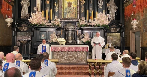 "Patrzeć na Maryję, słuchać Jezusa i troszczyć się o wiarę"
