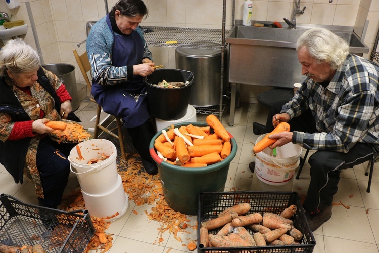 3 tysiące porcji zup dziennie. Gotują dla uchodźców