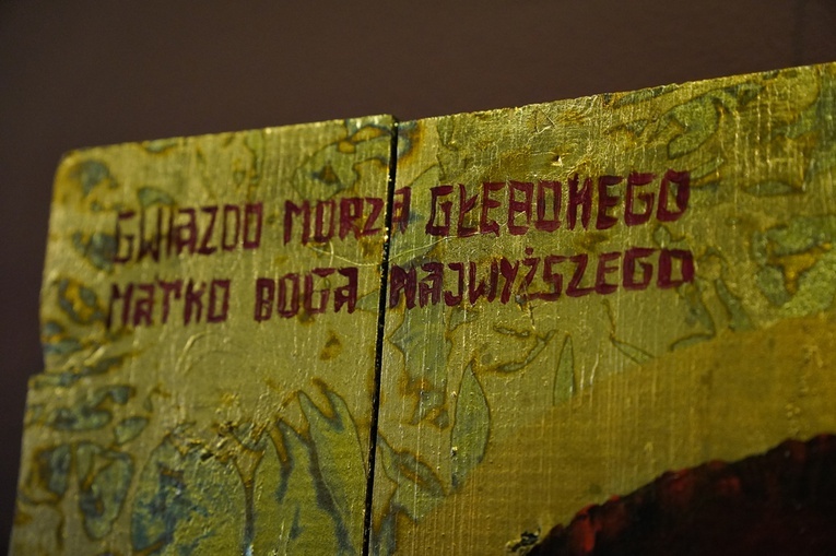 Ikony na deskach ze skrzynek na amunicję z Donbasu