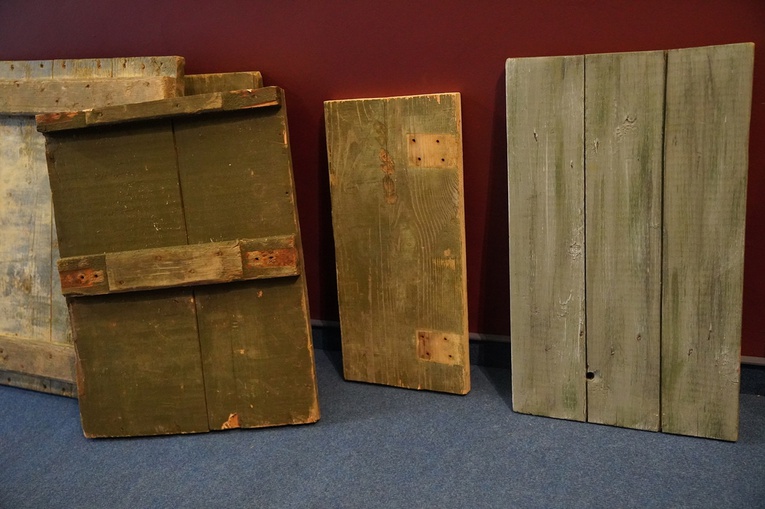 Ikony na deskach ze skrzynek na amunicję z Donbasu