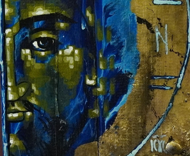 Ikony na deskach ze skrzynek na amunicję z Donbasu