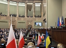 Zełenski zdalnie do polskiego Zgromadzenia Narodowego: Nie zostaliśmy sami z wrogiem, polscy bracia i siostry są z nami