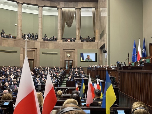 Zełenski zdalnie do polskiego Zgromadzenia Narodowego: Nie zostaliśmy sami z wrogiem, polscy bracia i siostry są z nami
