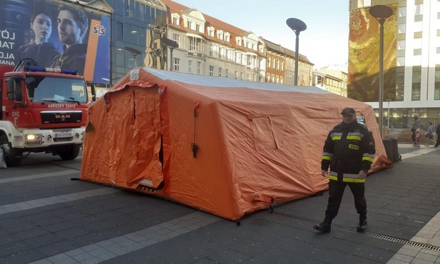 Katowice. Ogrzewane namioty dla uchodźców przy dworcu kolejowym