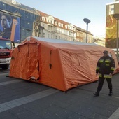 Katowice. Ogrzewane namioty dla uchodźców przy dworcu kolejowym