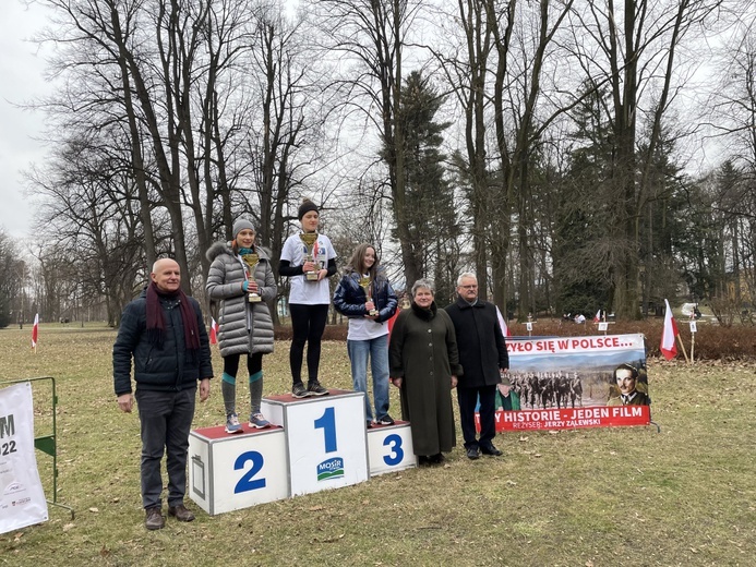 Puchary za najlepsze wyniki odebrały najszybsze biegaczki...