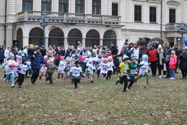 Jako pierwsi wystartowali najmłodsi biegacze.