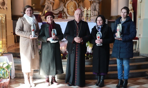 Agata Niedziółka, Joanna Sokołowska, Leokadia Gałecka i Ewa Bogusz odebrały wyróżnienie z rąk bp. Andrzeja F. Dziuby.