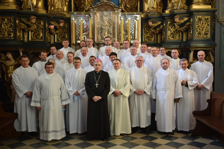 Pamiątkowe zdjęcie z biskupem ordynariuszem.