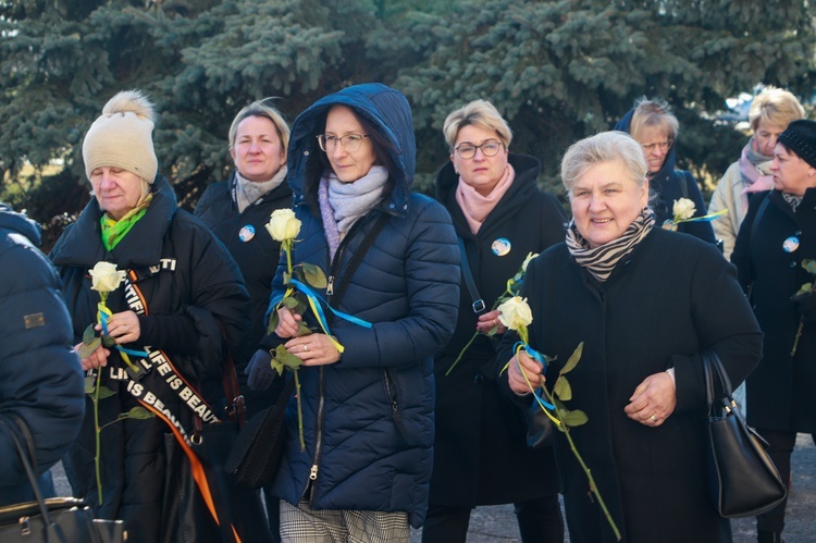 Panie przeszły w ciszy z parafii św. Jakuba Apostoła do kościoła garnizonowego, gdzie modliły się o pokój w języku polskim i ukraińskim.