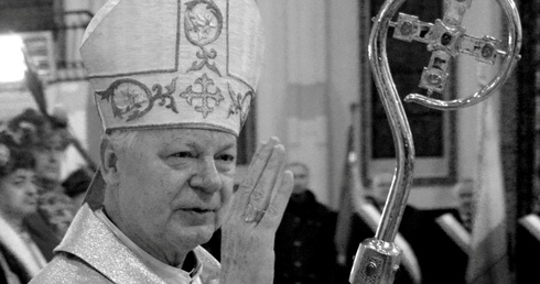 Bp Adam Odzimek zostanie pochowany w grobie biskupów radomskich na cmentarzu parafialnym przy ul. Limanowskiego w Radomiu.