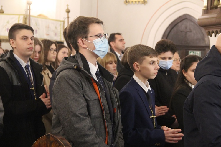 Książnice. Poświęcenie odnowionej drogi krzyżowej i bierzmowanie