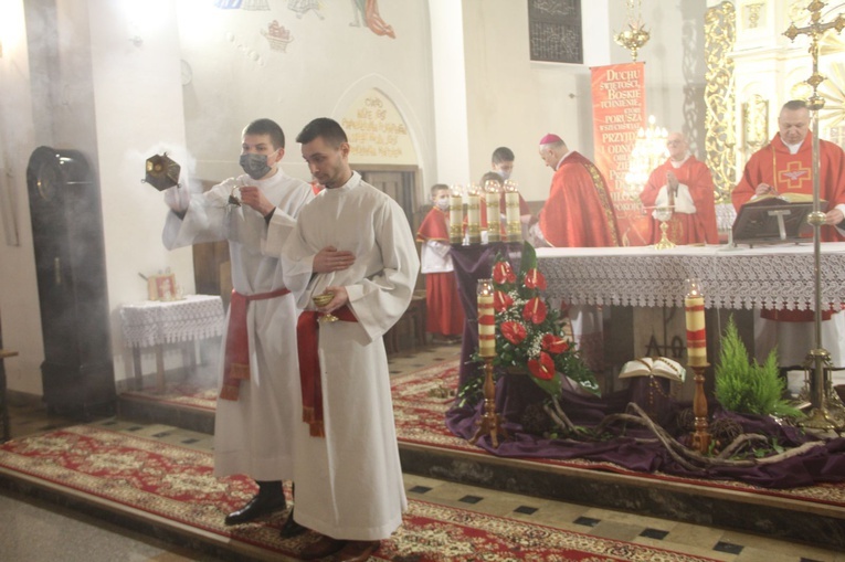 Książnice. Poświęcenie odnowionej drogi krzyżowej i bierzmowanie