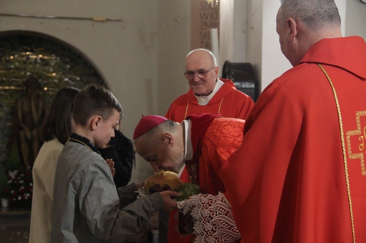 Książnice. Poświęcenie odnowionej drogi krzyżowej i bierzmowanie