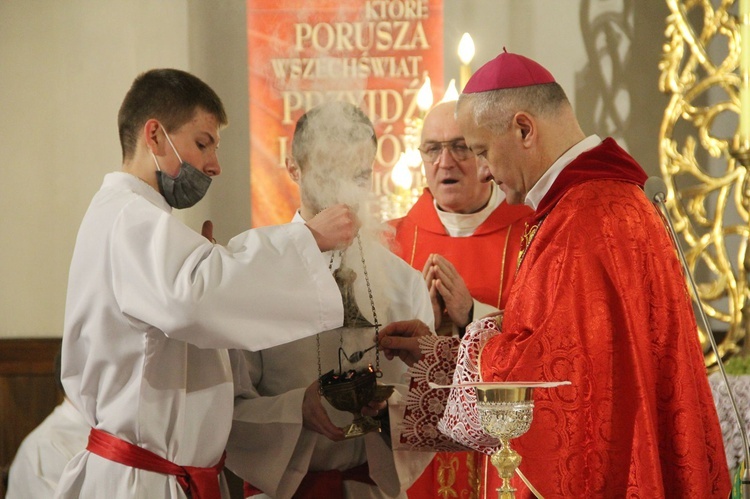 Książnice. Poświęcenie odnowionej drogi krzyżowej i bierzmowanie