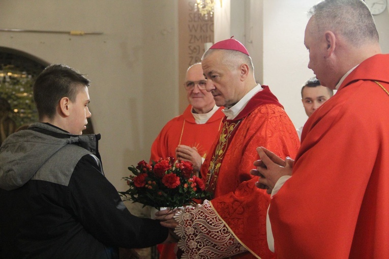 Książnice. Poświęcenie odnowionej drogi krzyżowej i bierzmowanie