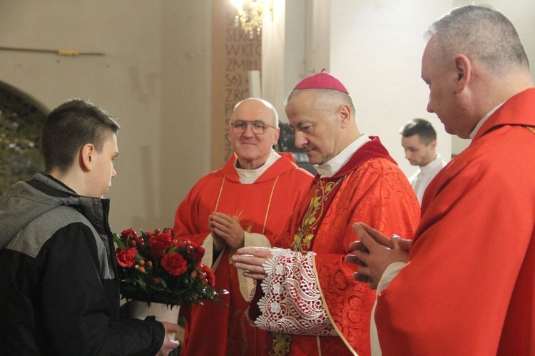 Książnice. Poświęcenie odnowionej drogi krzyżowej i bierzmowanie