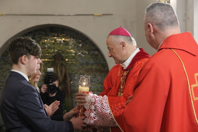 Książnice. Poświęcenie odnowionej drogi krzyżowej i bierzmowanie