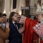 Książnice. Poświęcenie odnowionej drogi krzyżowej i bierzmowanie