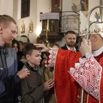 Książnice. Poświęcenie odnowionej drogi krzyżowej i bierzmowanie